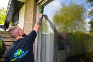 Eén van de goedkoopste glazenwassers in Leeuwarden maakt ramen schoon