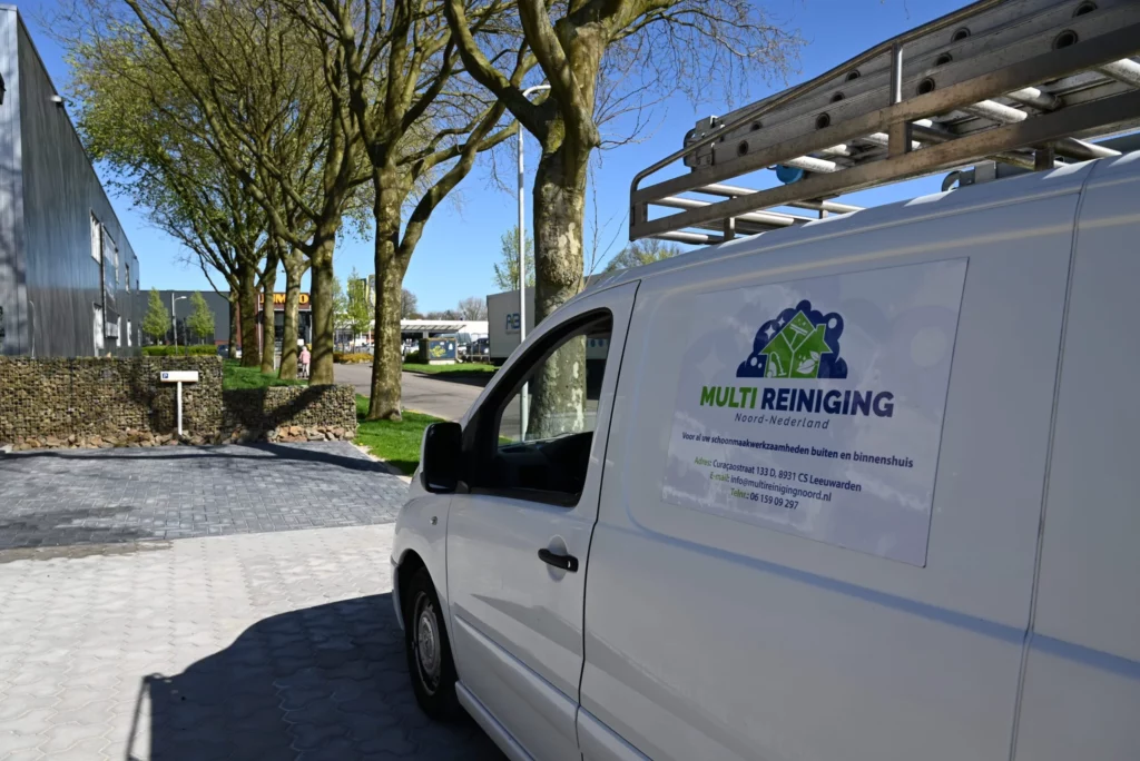 Busje van schoonmaakbedrijf Leeuwarden geparkeerd bij een woning, klaar voor professionele schoonmaakdiensten